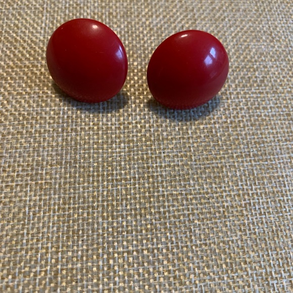 Vintage Richelieu cherry red Bakelite screw back earrings. - Picture 4 of 9